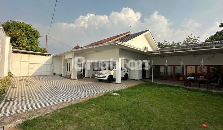 Beautiful House in Bedahan, Sawangan, Depok, West Java, Spacious Yard, Strategic Location