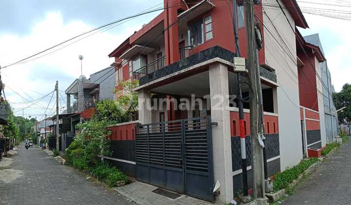 Modern 2-Story Hook House, Ready to Occupy, Strategically Located in Harapan Baru Regency, West Bekasi, Bordering Cakung 2