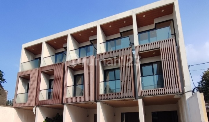 The Peak Raharja Modern Town House 3 Lt Semi Furnish Kebayoran Lama Jakarta Selatan Strategis Bebas Banjir 