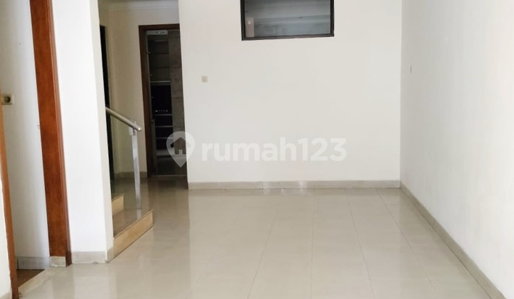 For Rent Tidy Ready-to-Occupy House in Kelapa Gading Near Mkg Flood-Free