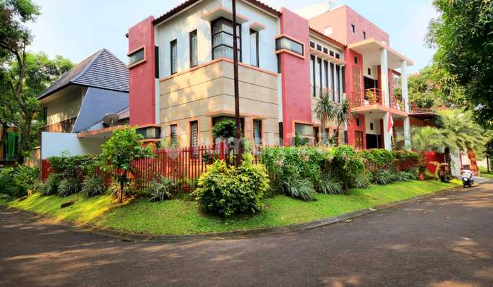 Rumah 3 Lantai Bagus Semi Furnished di Bintaro, Tangerang Selatan