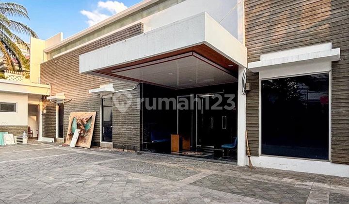 Office building in a strategic location near the SCBD business center, ready to use and renovated.