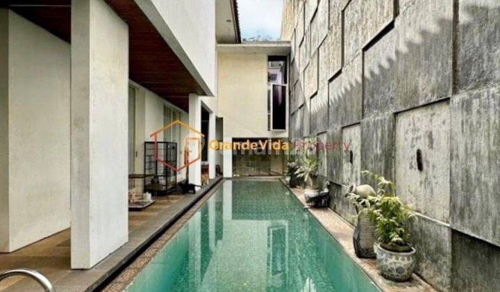 Bangunan Terawat Dan Siap Huni Ada Swimming Pool Area Taman Luas At Kencana Permai 2