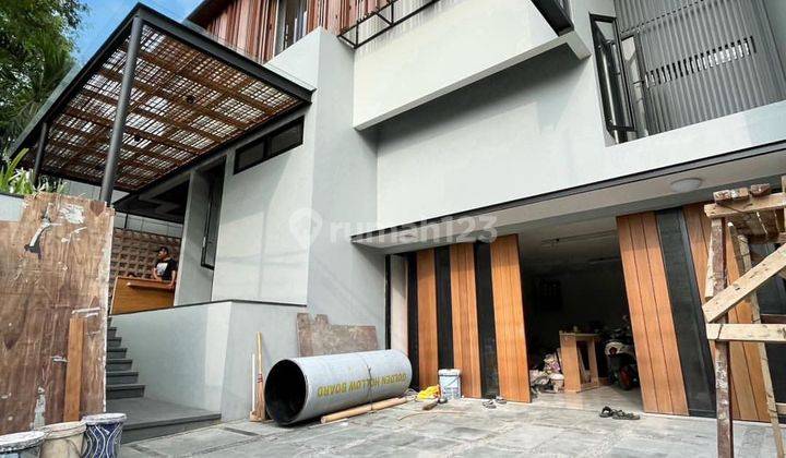 Brand New Luxurious And Comfortable House Prime Area Bebas Banjir At Kemang Dalam 2