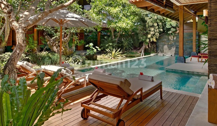 Freehold - Luxurious Balinese Retreat with Spacious Living, Lush Gardens, and Prime Seminyak Location Freehold - Luxurious Balinese Retreat with Spacious Living, Lush Gardens, and Prime Seminyak Location