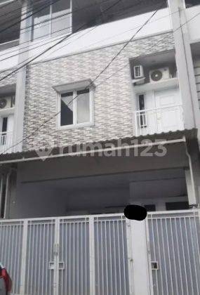 Dijual Rumah Tanjung Duren 3 Lantai Cukup Luas 1