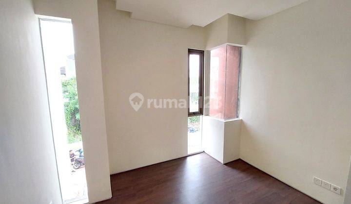 DIJUAL RUMAH BAGUS DAN CANTIK HOEK ADA PRIVATE ROOFTOP DI AREA PURI 11 2