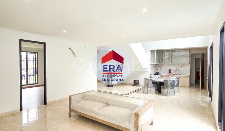 Rumah Mewah Classic Modern, Lokasi Depan Taman. 1