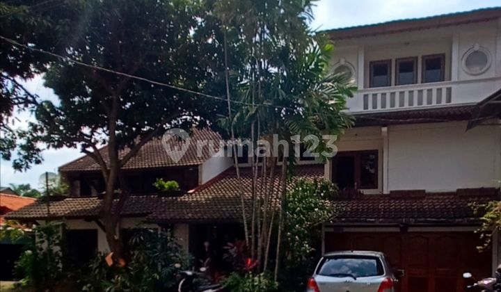 Rumah Terawat 2 Lantai Interior Kayu