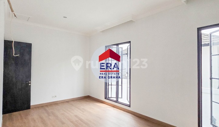 Rumah Mewah Classic Modern, Lokasi Depan Taman. 2