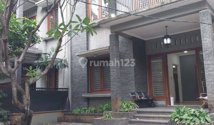 Disewakan Rumah 2 Lt, Pinggir Jalan 1