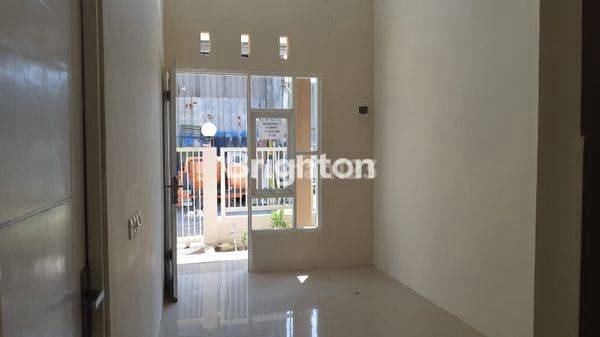 RUMAH NEW GRESS SIAP HUNI DENGAN HARGA SUPER TERJANGKAU DENGAN LOKASI TIDAK MBLUSUK DEKAT KAMPUS UPN, JALAN MERR, TOL WARU-JUANDA, WISATA ALAM MANGROVE, RAYA OERR, PONDOK TJANDRA 2