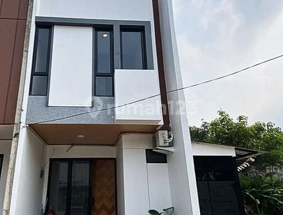 Di Jual Rumah 2 Lantai Lokasi Strategis di Kukusan Depok