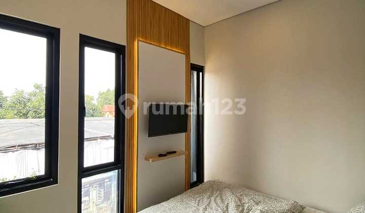 Di Jual Rumah 2 Lantai Lokasi Strategis di Kukusan Depok 2