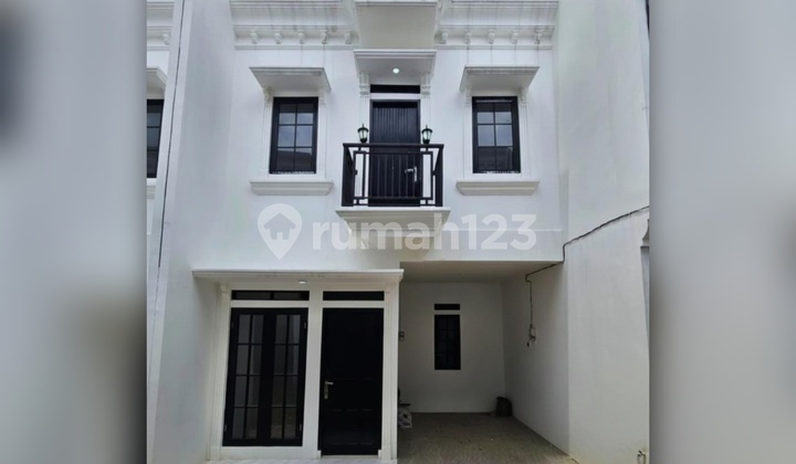 For Sale: 2-Story House in Strategic Location Jagakarsa, Flood-Free