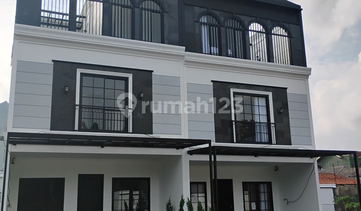Di Jual Rumah Mewah Lokasi Strategis di Jagakarsa