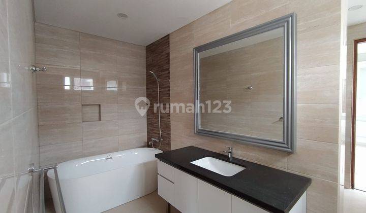 Villa Modern 5 Kamar Tidur Semi Furnished Di Jalan Kesambi 2