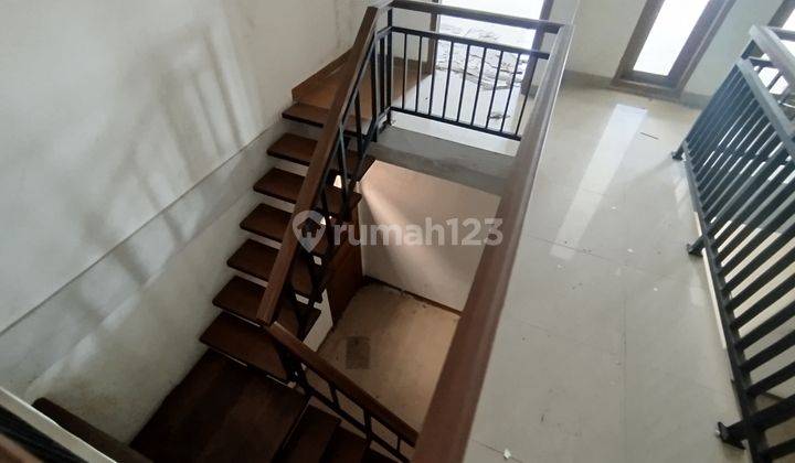 Rumah Besar 6 Kamar Akses Jalan Besar Di Jalan Gatot Subroto  2