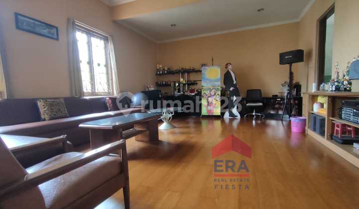 Rumah Hoek Bagus Di Kebon Jeruk Kota Untuk Keluarga Besar 