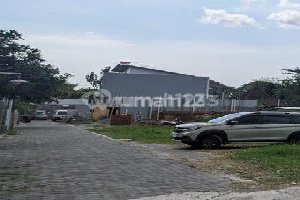 Tanah Ciamik Selatan Ambarukmo Plaza Jogja, Pekarangan