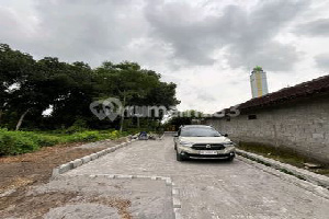 Tanah Pekarangan Barat Candi Prambanan Jogja