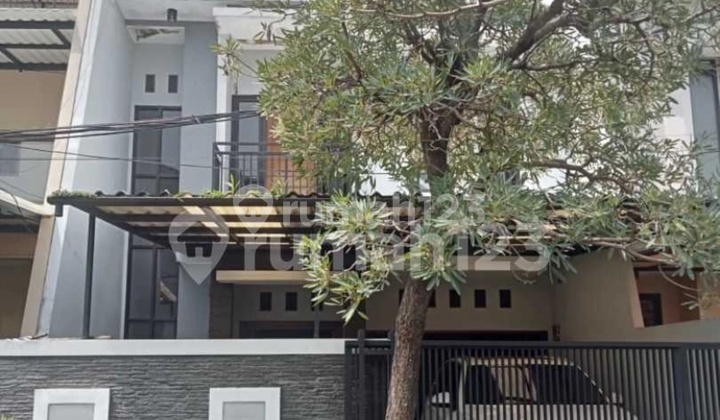 Turun Harga!!! Dijual Rumah Terawat Terlihat Baru Turun Harga!!! Dijual Rumah Terawat Terlihat Baru