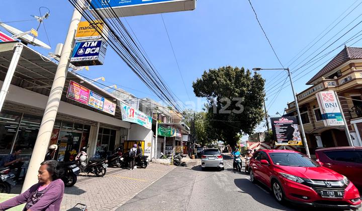 Smart Investment! Land in the Heart of Madiun Ringroad, Around 200 Million. Smart Investment! Land in the Heart of Madiun Ringroad, Around 200 Million.