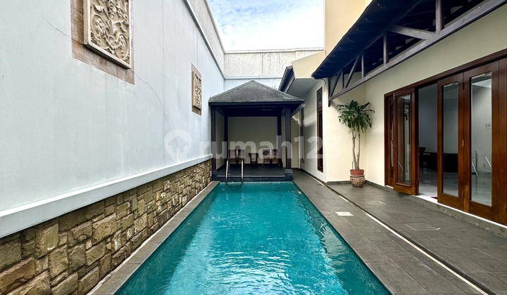 Rumah Sangat Terawat dan Private Swimming Pool