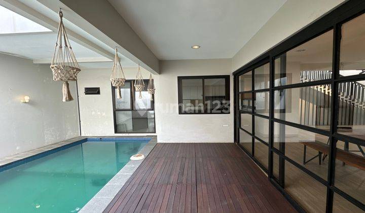 Rumah 3 Lantai Dengan Private Swimming Pool 2