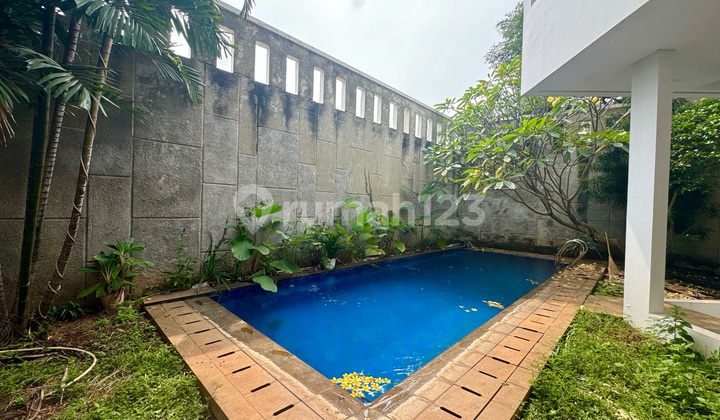 Rumah 3 Lantai Dengan Private Swimming Pool 2