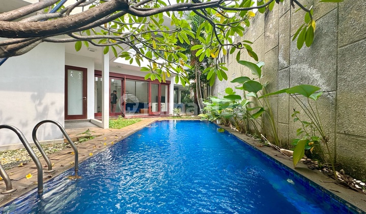 Rumah 3 Lantai Dengan Private Swimming Pool 1