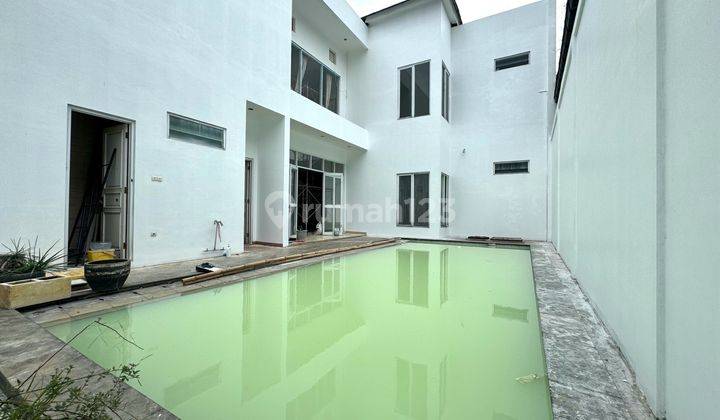 Rumah Dengan Private Swimming Area Premium 2