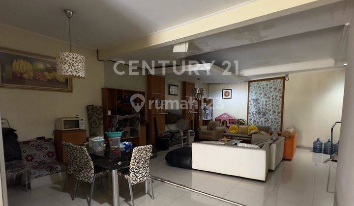 Rumah 2 Lantai Di Beverly                2