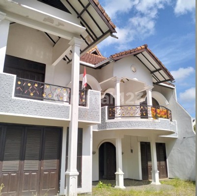 Rumah  Klasik Modern 2 Lantai Kedungkandang Malang 1