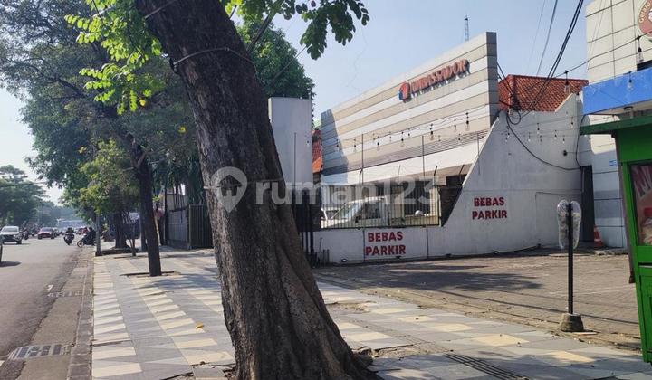 For rent, 0 building, Sulawesi Street, for commercial use.