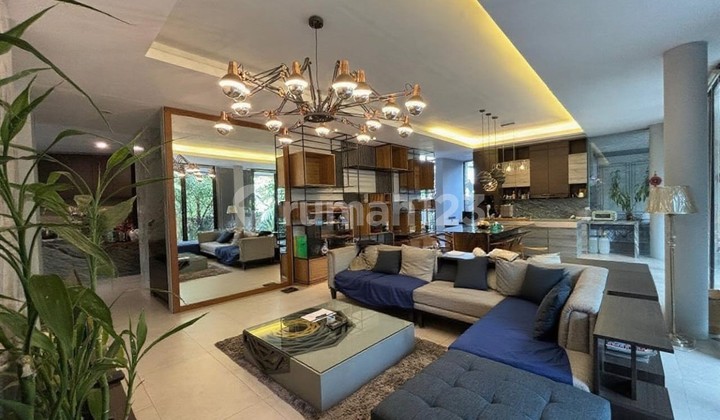 Combo Luxury Cafe and Villa in Batu