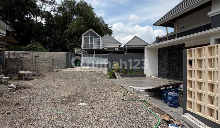 Very Cheap‼️ Modern Limasan Luxury House Hook Unit with Extensive Land and Comfortable Layout on Jalan Kaliurang Km 13 Ngemplak Sleman 2