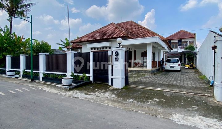 Fantastic!!!!!! A serene house with a vast land and private pool on Jalan Damai - Jalan Kaliurang Km 8, Sleman, near UGM Campus.