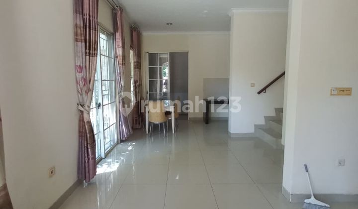 Dusewakan Rumah Hook di Green Lake City.