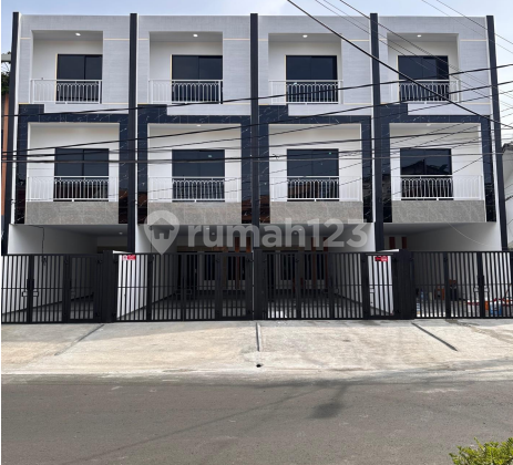 Affordable 3-Story House for Sale in Tanjung Duren Affordable 3-Story House for Sale in Tanjung Duren