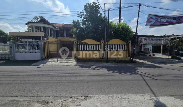 Rumah Dengan Nuansa Kayu Jati Dekat Jalan Adi Sucipto Karangasem di Baturan Colomadu Solo Rumah Dengan Nuansa Kayu Jati Dekat Jalan Adi Sucipto Karangasem di Baturan Colomadu Solo