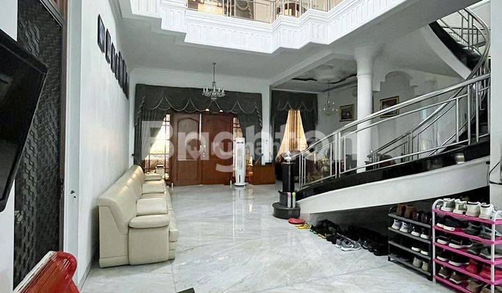 RUMAH USAHA LUAS DAN MEGAH DI TENGAH KOTA SURABAYA 1