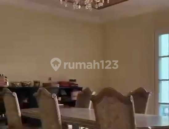 Luxury house for sale in Modernland - Tangerang  Property Specifications:  Land Area: 800 sqm Building Area: 1600 sqm Dimensions (Width x Length): 20 x 40 m Bedrooms: 6 Bathrooms: 6  Certificate: Freehold Title (SHM) Building Permit (IMB): Available Electricity: 40,000 watts Facing Southeast Price 30 Billion negotiable 2