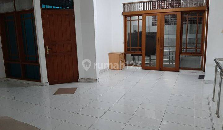 Dijual Rumah Intercon Lt : 200 M (10 X 20) Lb : ± 250 M² (2 Lantai) Kmr Tidur 3+1 Kmr Mandi 2+1 Shm Listrik Pam Cluster Timur Buka : Rp 4,65 M - Nego 2