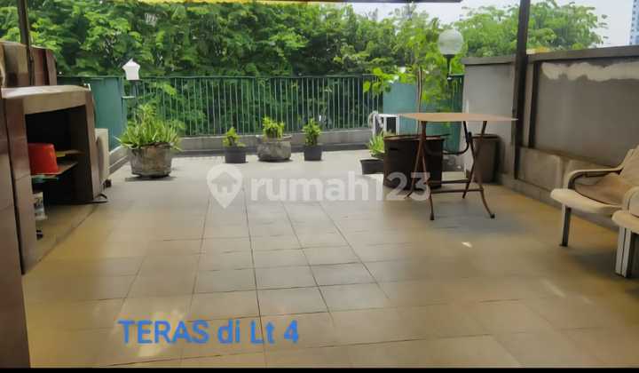 For Sale Strategic Shophouse ● STRATEGIC SHOPHOUSE ● GAJAH MADA ● WEST JAKARTA  

Specifications:  
Land Area: 4.5 x 25 = 112 m2  
- Total Building Area: 503 m2 - 4.5 Floors  
- Bedrooms: 7  
- Bathrooms: 4  
Electricity: 10,500W  
Water: City Supply and Well  
Facing: East  
SHM (Certificate)  
Price: 7 Billion (Negotiable) 2