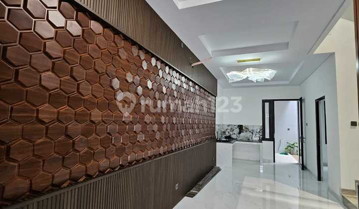 Dijual Rumah Baru di Alam Sutera, Jelita Siap Huni Luas Tanah 6 X 17 = 102 M² Luas Bangunan 150 M² Kamar Tidur 5+1 Kamar Mandi 3+1 SHM Hadap Selatan Tingkat 2 Lantai 2200 W (Token) PDAM Harga Jual 2,75 M Nego 2