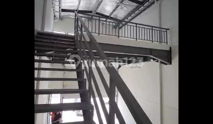 Warehouse in Taman Tekno BSD - Brand New, Never Used - PPJB (Split Certificate After Full Payment)
Land Area: 120 m² (6 x 20 m)
Building Area: 110 m²
Electricity: 6600 W
Facing West
Municipal Water Supply
Toilet on the 1st Floor
Mezzanine for Office Use
Price: Rp 3.4 Billion - Negotiable Warehouse in Taman Tekno BSD - Brand New, Never Used - PPJB (Split Certificate After Full Payment)
Land Area: 120 m² (6 x 20 m)
Building Area: 110 m²
Electricity: 6600 W
Facing West
Municipal Water Supply
Toilet on the 1st Floor
Mezzanine for Office Use
Price: Rp 3.4 Billion - Negotiable