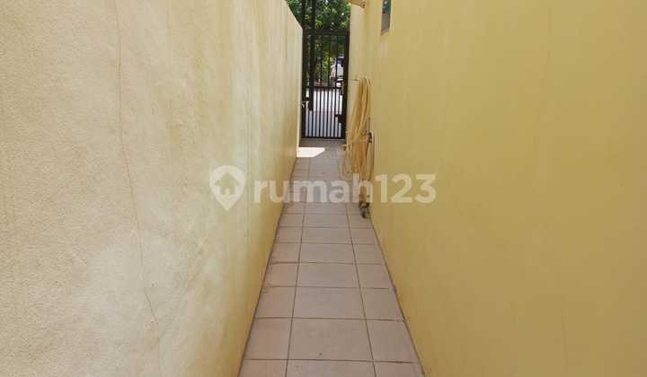 Golden City Housing, Bengkong Laut, Tj Buntung, Batam, Riau Islands. Land Area 162 m² (9 x 18 m), Building Area 300 m². 3 Bedrooms, 3 Bathrooms, 2 Floors. SHGB, PAM Water, 5500 Watt Electricity. Price 1.8 Billion negotiable. 2