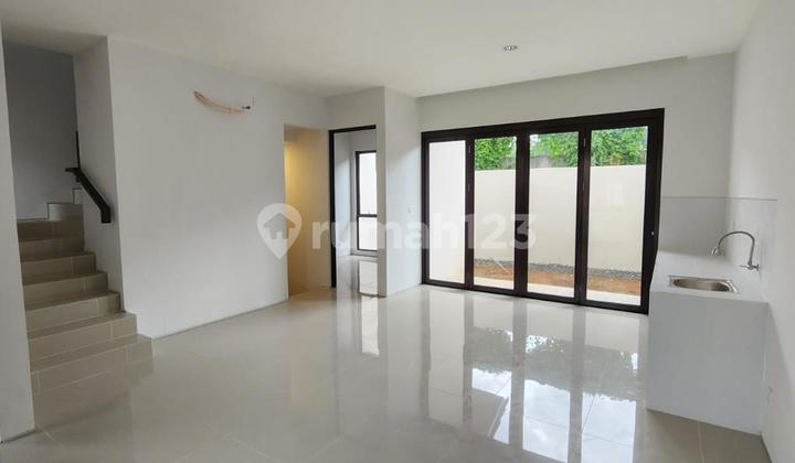 For Sale: House in Citra Garden Serpong Housing, Aeris Cluster, Malva Unit, Block A 12/09. Land Area 105 M2 (7x15 meters), Building Area 95 M2. 3 Bedrooms, 3 Bathrooms, Carport for 2 Cars. Excellent Location with Garden in Front. Price 2.4 Billion Negotiable.