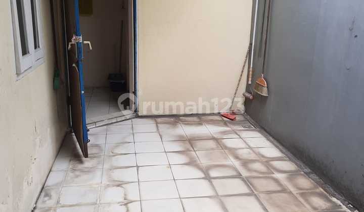 Di Sewakan Rumah di Citra 1 Kalideres Jakbar Uk : 8 X 15 M2 Lt : 120 M2 Lb : 120 M2 2 Lantai SHM Kt : 4+1 Km : 2 Listrik : 3500 Watt Hadap : Utara Air Wtp + Pam 3 Unit AC Harga Sewa : 60Jt / Thn Nego 2